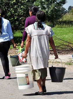 Los millones de mexicanos sin agua y el engaño de las tarjetas milagrosas