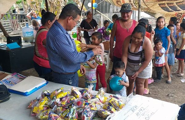 Niños de Minatitlán son festejados por Antorcha