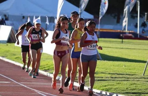 Escuela antorchista destaca en atletismo