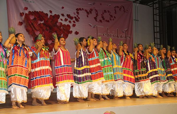 Docentes y alumnos xalapeños festejan a las madres en su día