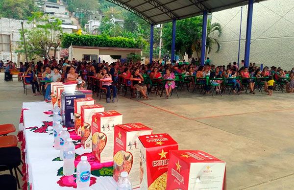 Festeja Antorcha a las Madres de Simojovel