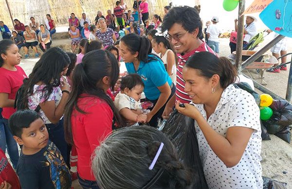 Antorcha festeja a niños y mamás en Peñamiller