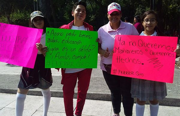 Protestan estudiantes; exigen a AMLO entrega de becas