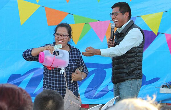 Madres y niños celebran con el Movimiento Antorchista