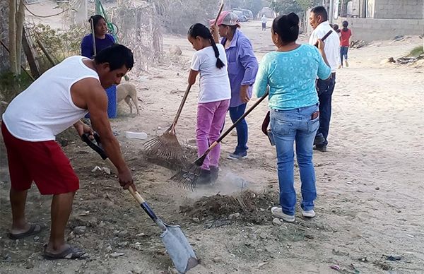 Antorchistas cabeños realizan faena de limpieza