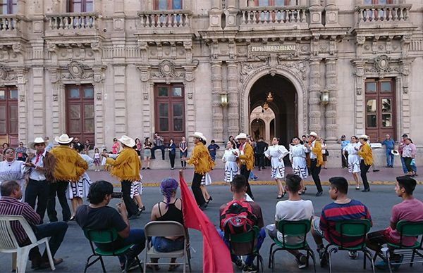 Antorcha se manifiesta con cultura frente al Palacio de Gobierno