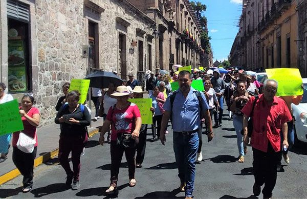 Habitantes de Morelia marchan por el centro histórico para exigir ser atendidos por las autoridades municipales