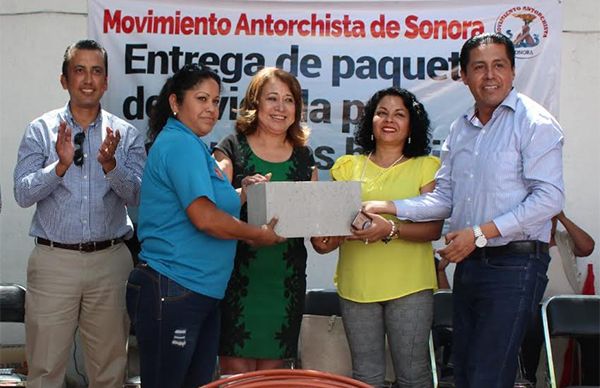 Reciben familias antorchistas materiales para vivienda 