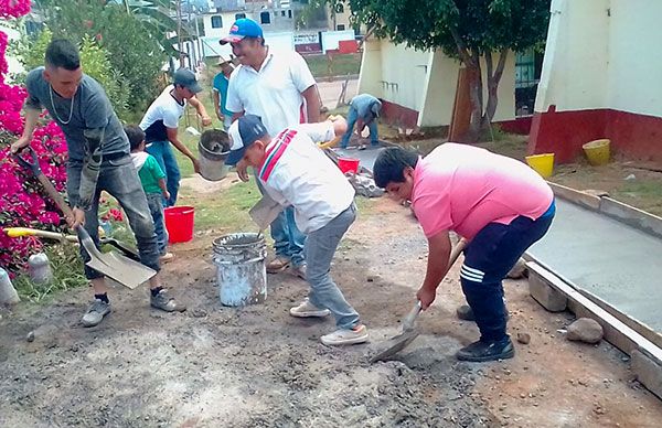 Maestros y padres de familia mejoran acceso a aulas de la primaria Rafel Ramírez