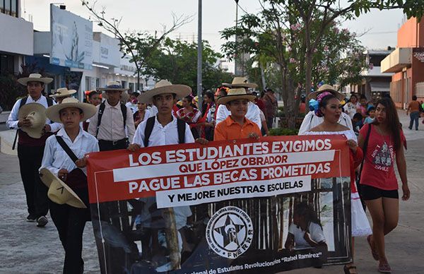 Con caravana cultural exigen pago de becas Benito Juárez 