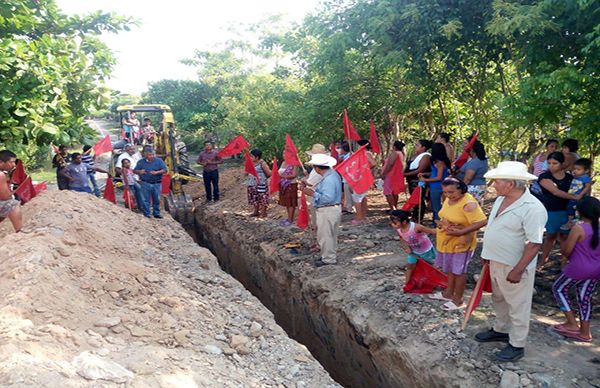 Antorchistas dan banderazo de obra en Martínez de la Torre