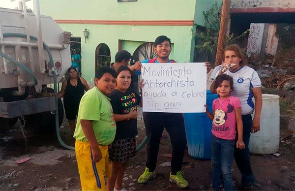 Con pipas tratan de mitigar la escasez de agua