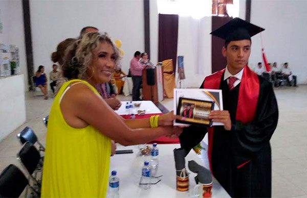 Honran en graduación de Bachillerato de Aquiles Serdán, a Berenice y Omar, ejemplos para la juventud