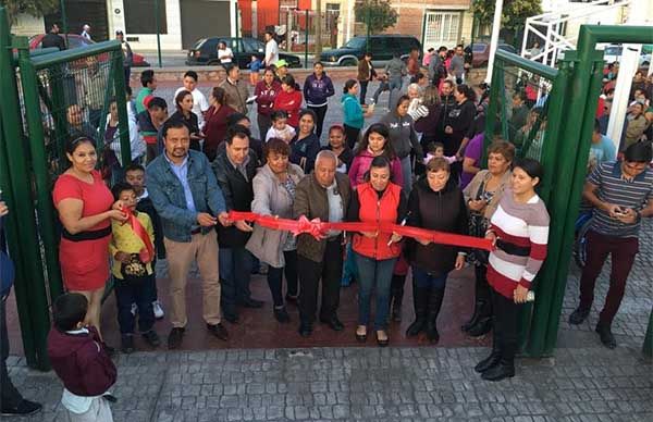 Cancha techada y juegos logrados por Antorcha, brindan bienestar a vecinos 