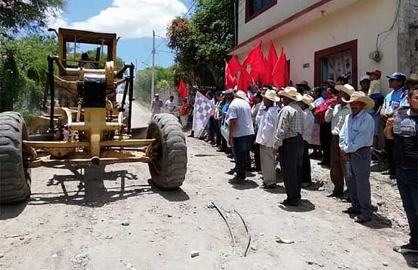 Inicia diputado antorchista pavimentaciones en la mixteca 