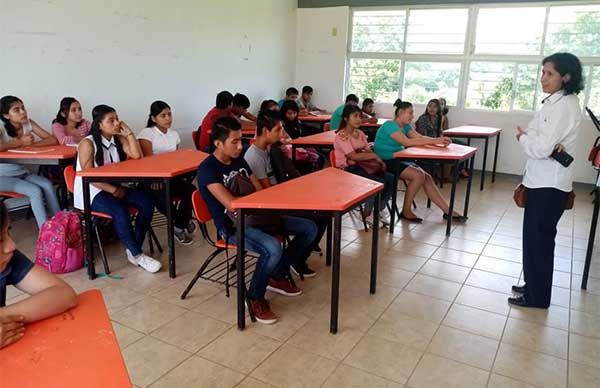 Estudiantes de Tacotalpa continúan sus estudios gracias a Antorcha