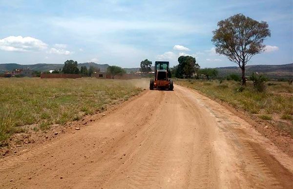 Antorchistas mejoran su entorno con el emparejamiento de calles 