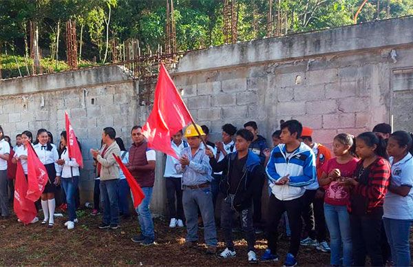 Antorcha da banderazo de construcción de techado