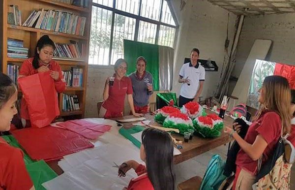 Jóvenes preparan festejos en conmemoración del 209 aniversario de la independencia de México