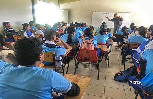 Alumnos del Colegio de Bachilleres de Tuzantla reciben conferencia sobre la historia de la Independencia de México