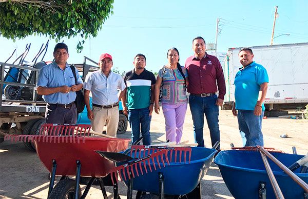 Establece Comité Estatal antorchista acuerdos con Director de Servicios Públicos 