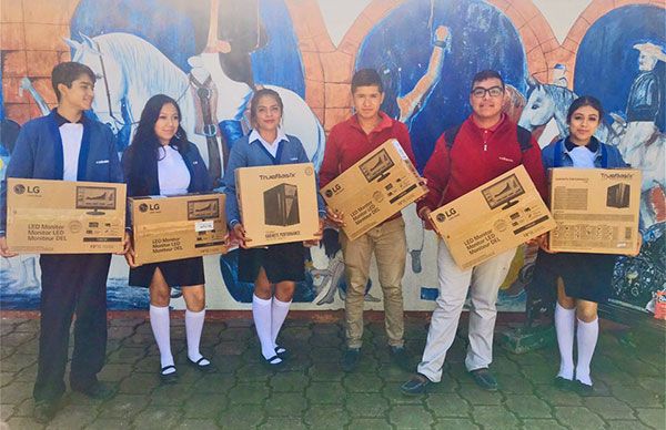 Jóvenes maravatienses logran apoyo de computadoras