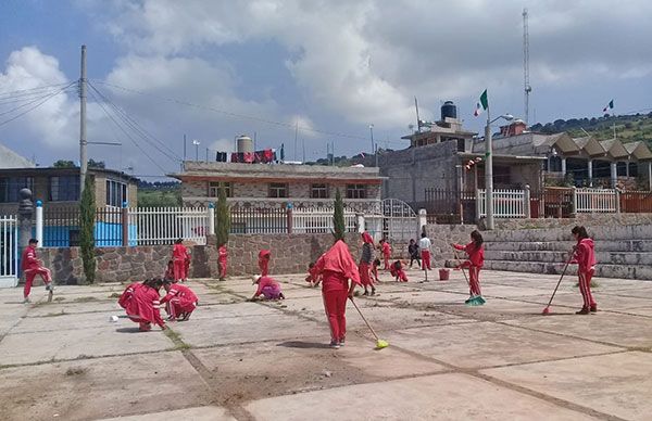 Jóvenes pertenecientes a escuela antorchista realizan faenas en su comunidad