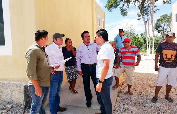 Presidente de Bacalar visita colonia antorchista; se compromete a apoyar a familias humildes