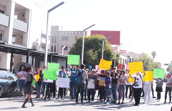 Se manifiestan estudiantes, exigen solución a las Becas Benito Juárez