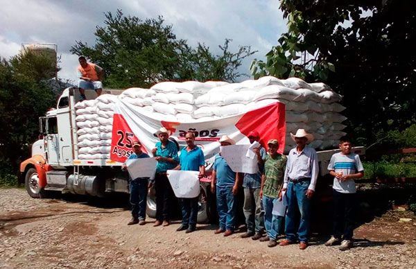 Habitantes de Minatitlán creen en Antorcha; su lucha obtiene fertilizante 