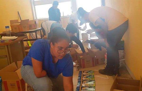 Estudiantes participan en tareas comunitarias