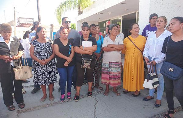 Familias son beneficiadas con hule en Acuña