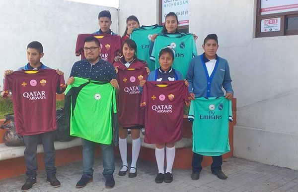 Estudiantes del COBA extensión Tupátaro reciben uniformes deportivos