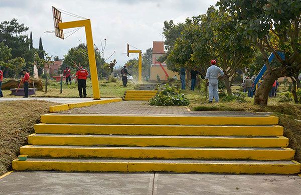 Continúa el mejoramiento de áreas verdes en Ixtapaluca