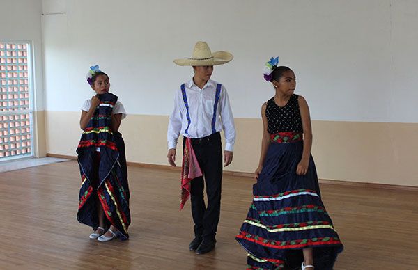 Imparten taller de danza en Casa del Estudiante Carlos Pellicer Cámara