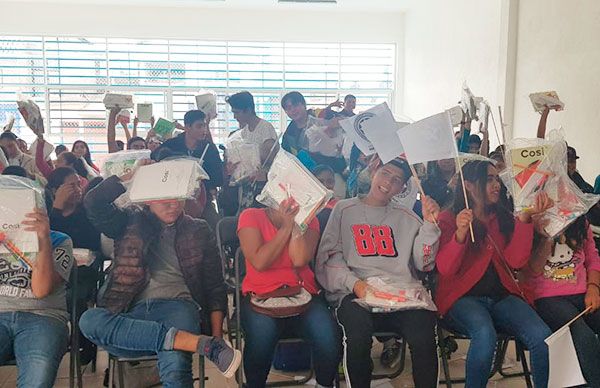 Comité Estudiantil entrega útiles escolares 