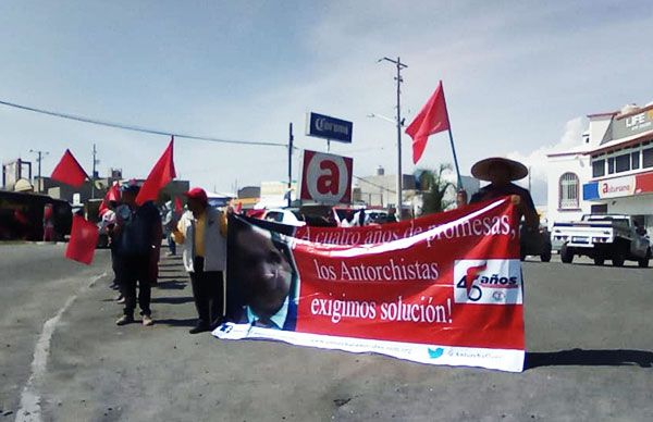 Antorchistas en Corregidora acuden a evento de alcalde; exigen solución a demandas 