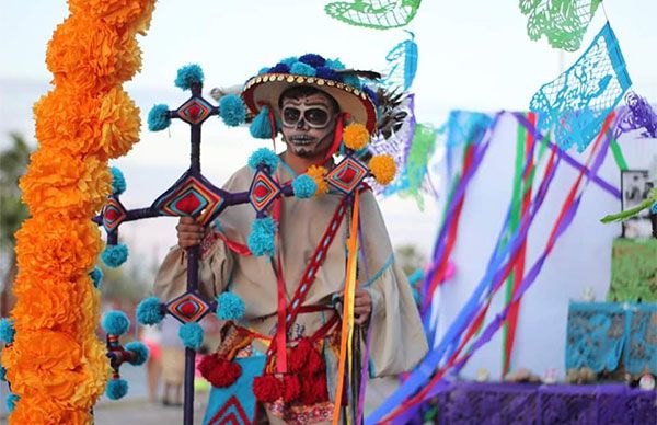 Participan docentes y alumnos en primer desfile de Día de Muertos