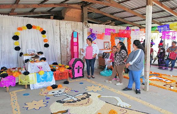 Alumnos de la Clara Córdova Morán en Uruapan realizan evento por el día de muertos