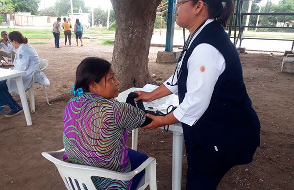 Habitantes de Sahuaral logran jornada médica 