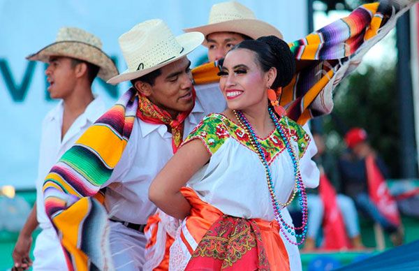 Con banquete cultural, inicia festejo antorchista en el Hermanos Serdán