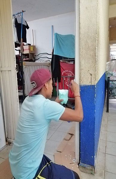 En Uruapan estudiantes embellecen instalaciones de la casa del estudiante Espartaco