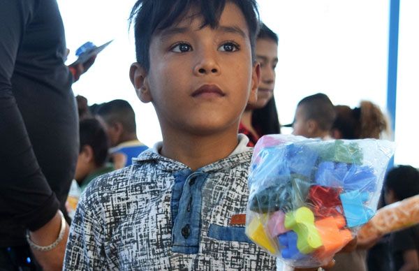 Entregan juguetes a niños en la primaria Unión, Fraternidad y Lucha