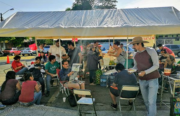 Continúa plantón antorchista; piden pago a maestros