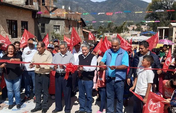 Antorchistas purépechas comienzan el año inaugurando la pavimentación de una calle en Carapan