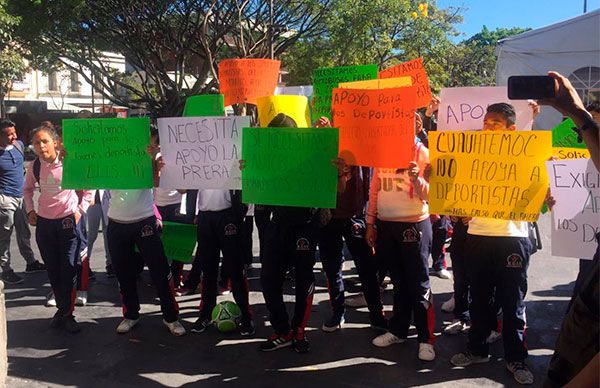 Exigen estudiantes a Cuauhtémoc Blanco apoyo para deporte 