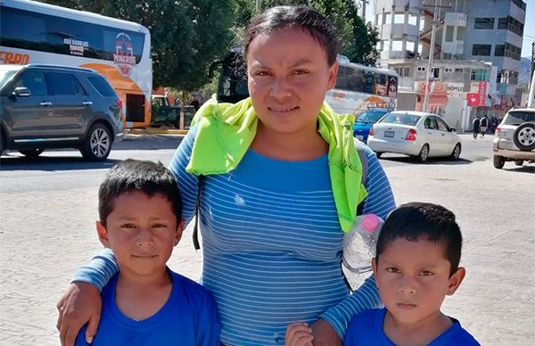 Mamá chiapaneca recompensa a sus hijos con deporte y los acompaña en su partido hasta Tecomatlán