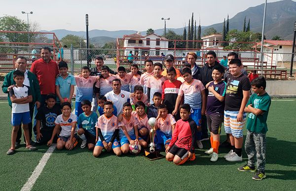 Entregan futbolistas trofeo a líder antorchista