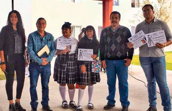 Llegan al pódium de declamación alumnas de la Tec.216