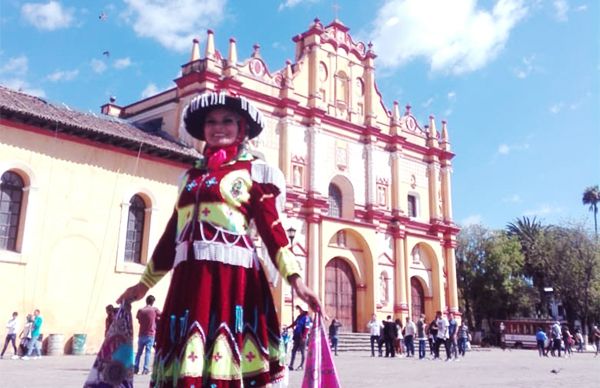 Sorprenden estudiantes a turismo de Chiapas con espectáculo callejero